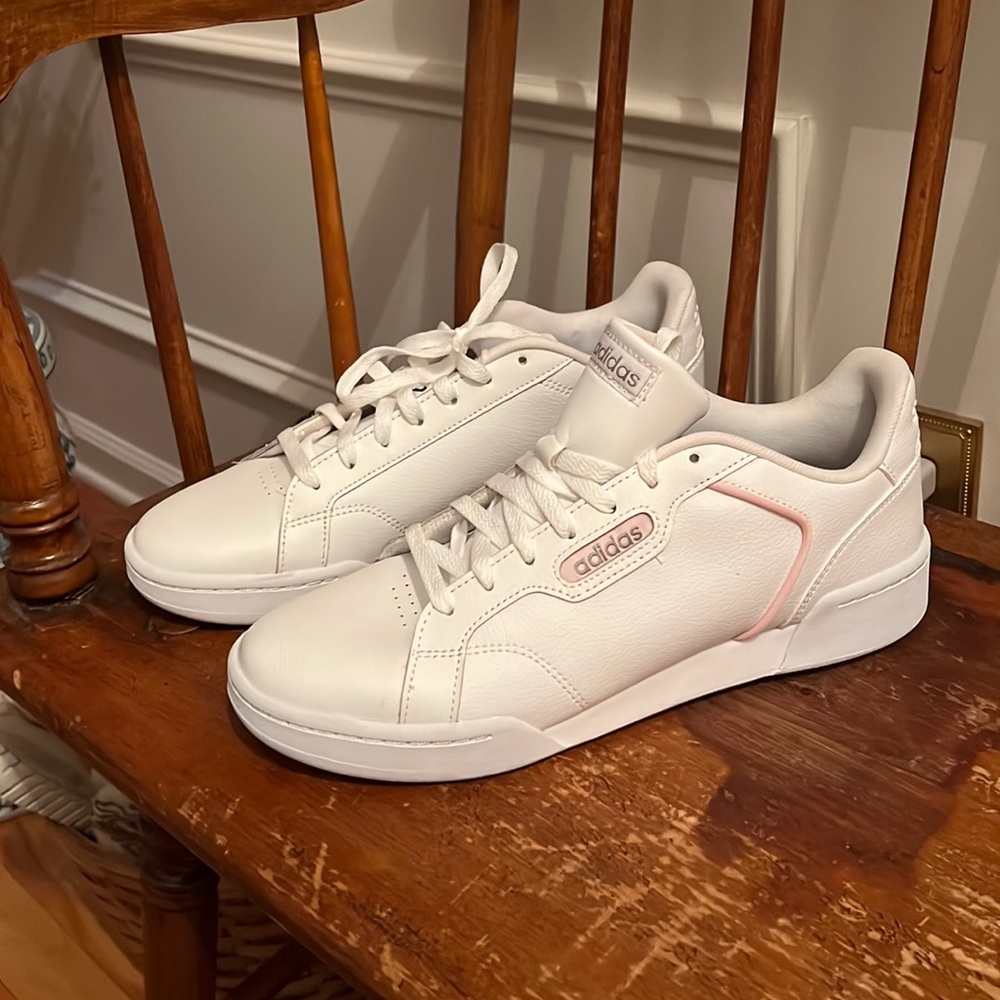 Women’s Adidas white tennis shoes / sneakers sz 11